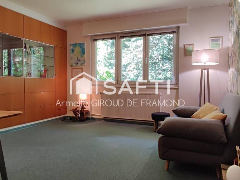 Bel appartement 100 m2 sans vis-à vis au RDC, 4 pièces avec grand parc arboré privé et tennis. Une cave et un garage complètent ce bien. — photo 1