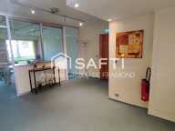 Bel appartement 100 m2 sans vis-à vis au RDC, 4 pièces avec grand parc arboré privé et tennis. Une cave et un garage complètent ce bien. — photo 2