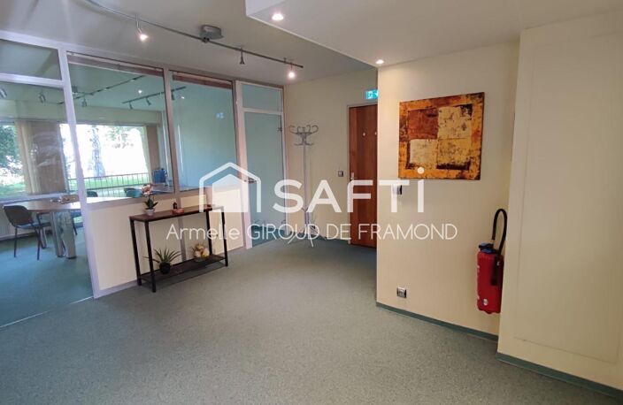 Bel appartement 100 m2 sans vis-à vis au RDC, 4 pièces avec grand parc arboré privé et tennis. Une cave et un garage complètent ce bien. — photo 2