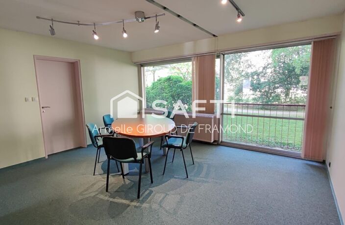 Bel appartement 100 m2 sans vis-à vis au RDC, 4 pièces avec grand parc arboré privé et tennis. Une cave et un garage complètent ce bien. — photo 4