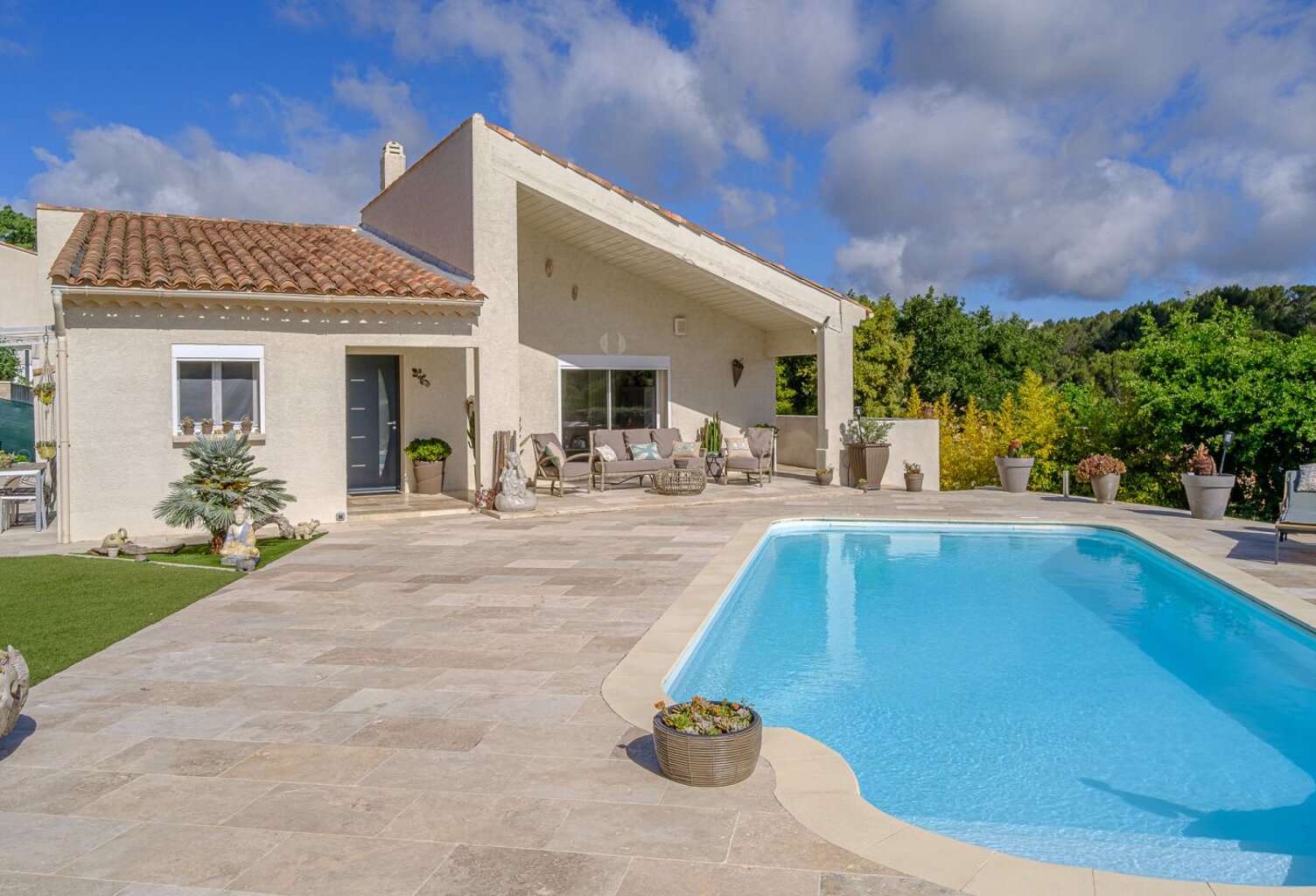 Villa — photo 1