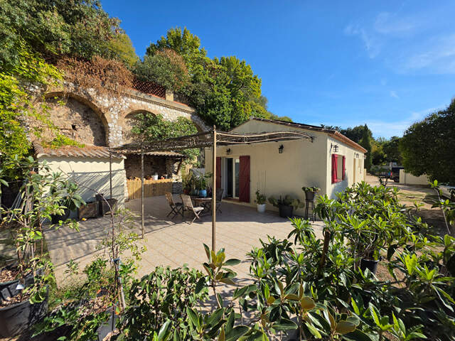 MAISON DE PLAIN-PIED RÉNOVÉE AVEC CHARME, TERRAIN DE 610m² ET PRESTATIONS DE QUALITÉ A LA CROIX-ROUGE 13013 MARSEILLE — photo du bien
