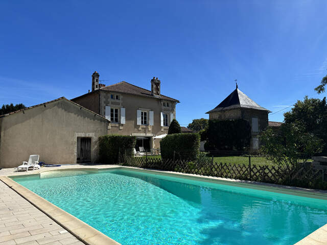 LA DEMEURE - LA VILLEDIEU DU CLAIN — photo du bien