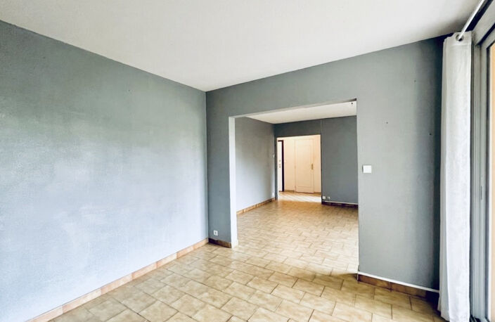 T4 82 M2 DECINES TERRASSE 40 M2 parking — photo 2