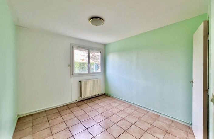 T4 82 M2 DECINES TERRASSE 40 M2 parking — photo 4