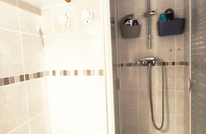 Studio cabine au 1er étage avec parking privé, en bon état. <BR>E — photo 2