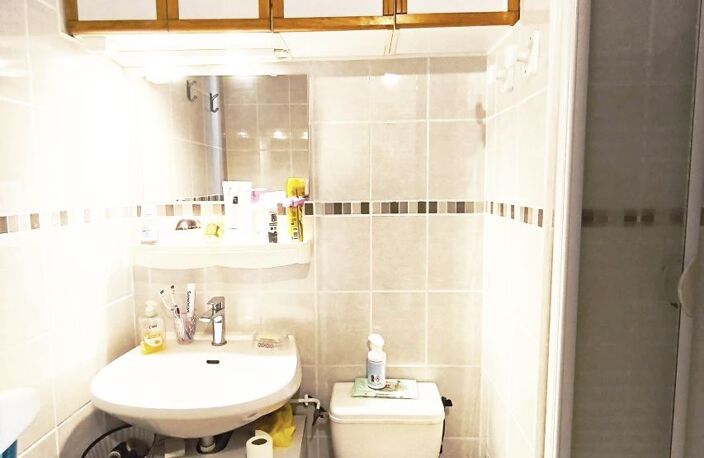Studio cabine au 1er étage avec parking privé, en bon état. <BR>E — photo 3