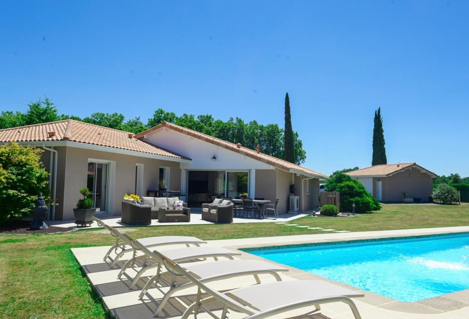 MAISON CONTEMPORAINE HAUT DE GAMME 203M2 AVEC PISCINE CHAUFFÉE ET DOUBLE GARAGE — photo 1