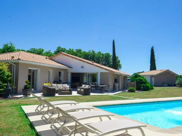 MAISON CONTEMPORAINE HAUT DE GAMME 203M2 AVEC PISCINE CHAUFFÉE ET DOUBLE GARAGE — photo du bien