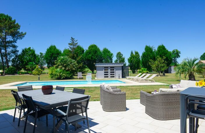 MAISON CONTEMPORAINE HAUT DE GAMME 203M2 AVEC PISCINE CHAUFFÉE ET DOUBLE GARAGE — photo 3