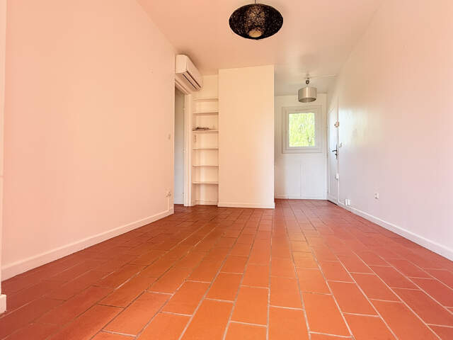 Appartement avec loggia, 2 cabines et 2 places de stationnem — photo du bien