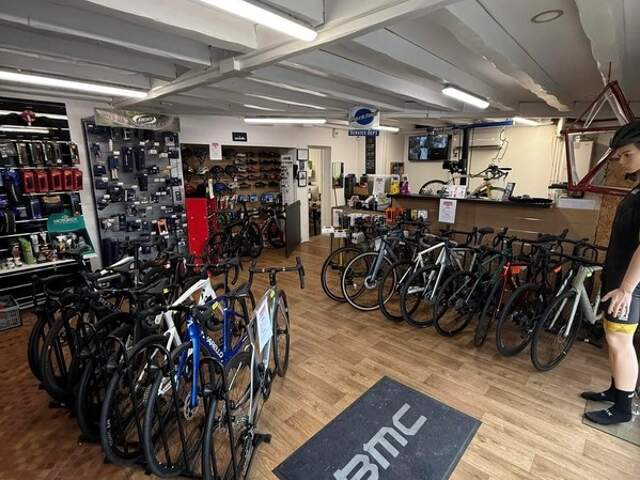 À VENDRE – MURS COMMERCIAUX LIBRES – EMPLACEMENT DE CHOIX — photo du bien