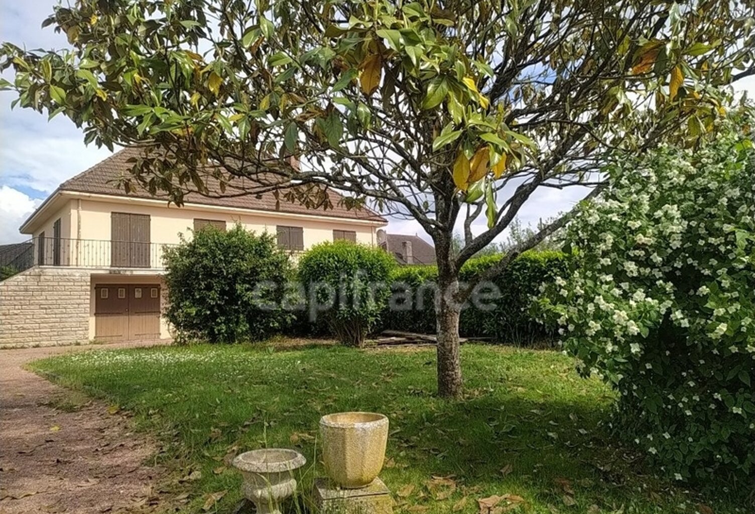 Maison familiale de plus de 220 m² avec 5 chambres, piscine, sauna, terrain clos, vue dégagée — photo 1