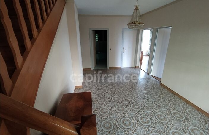 Maison familiale de plus de 220 m² avec 5 chambres, piscine, sauna, terrain clos, vue dégagée — photo 4