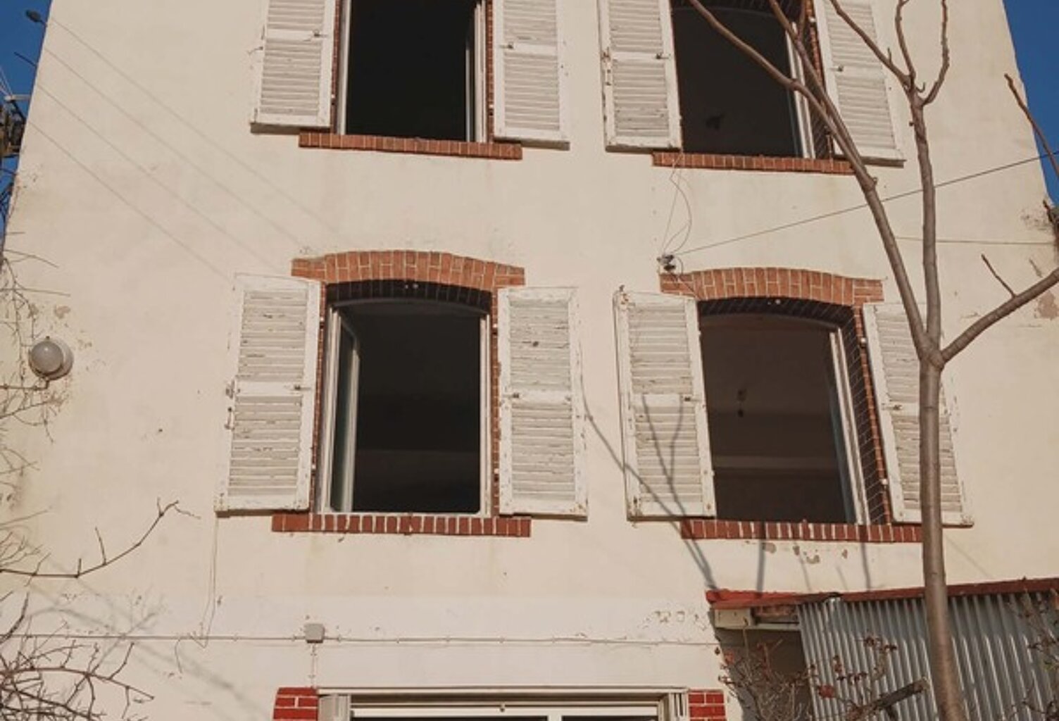 Ensemble immobilier A RESTAURER ENTIEREMENT comprenant maison de ville, appartement et 2 anciens ateliers de coutellerie — photo 1