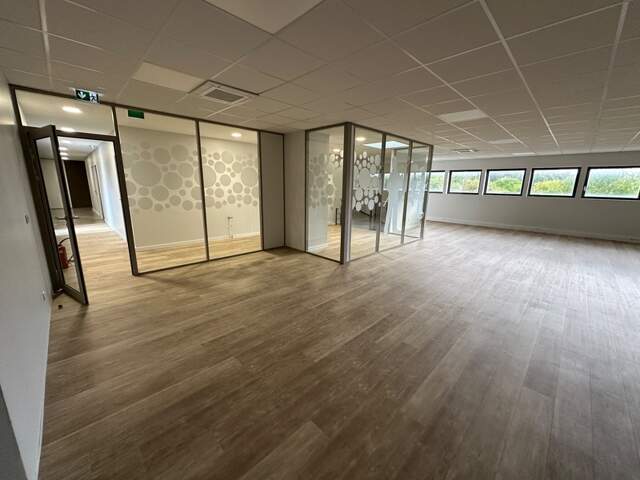 bureaux à louer RILLIEUX LA PAPE (69) plateau de bureaux de 249m2 au 1er étage avec parking inclu — photo du bien