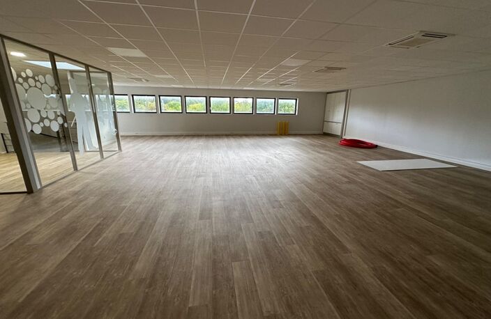 bureaux à louer RILLIEUX LA PAPE (69) plateau de bureaux de 249m2 au 1er étage avec parking inclu — photo 2