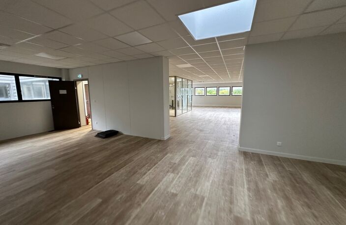 bureaux à louer RILLIEUX LA PAPE (69) plateau de bureaux de 249m2 au 1er étage avec parking inclu — photo 3