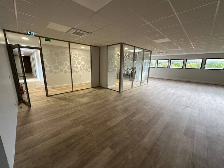 bureaux à louer RILLIEUX LA PAPE (69) plateau de bureaux de 344m2 au 1er étage avec parking inclu — photo 1