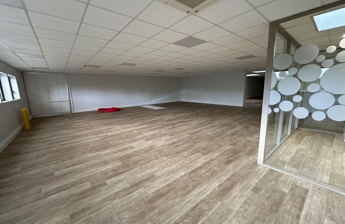 bureaux à louer RILLIEUX LA PAPE (69) plateau de bureaux de 344m2 au 1er étage avec parking inclu — photo 2