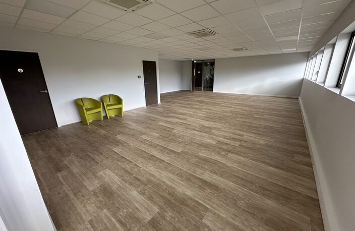 bureaux à louer RILLIEUX LA PAPE (69) plateau de bureaux de 344m2 au 1er étage avec parking inclu — photo 3