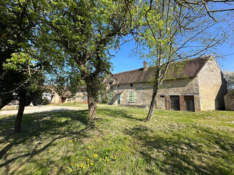 GRISELLE - Corps de ferme entier 9 bâtiments - Terrain de 4 212 m2 — photo 1