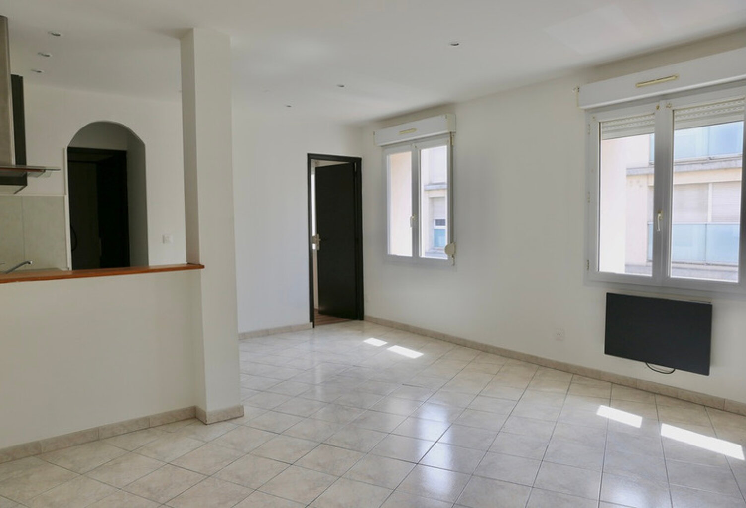 Appartement au premier étage à vendre 2 pièces REIMS (51), libre de toutes occupations ; — photo 1