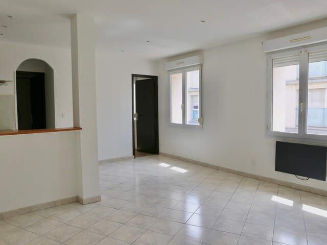 Appartement au premier étage à vendre 2 pièces REIMS (51), libre de toutes occupations ; — photo du bien