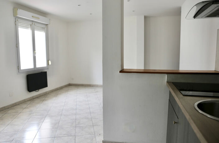 Appartement au premier étage à vendre 2 pièces REIMS (51), libre de toutes occupations ; — photo 3