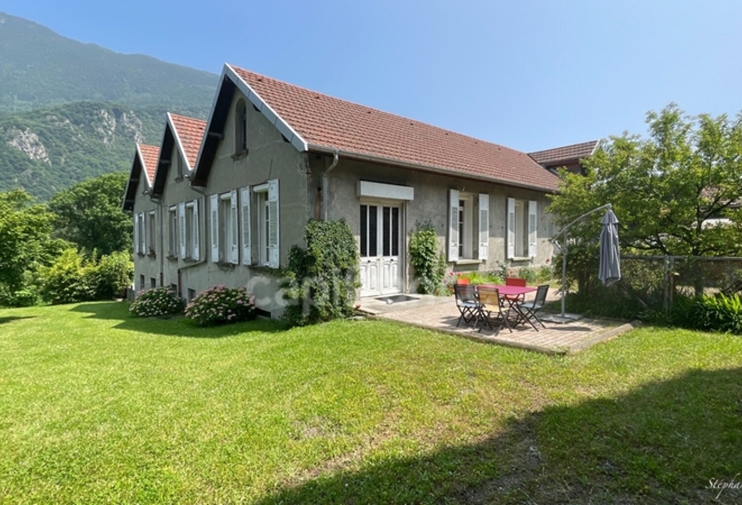 SAVOIE (73), à vendre vallée de La Maurienne, maison atypique, terrain 4000m², Gîte — photo 1