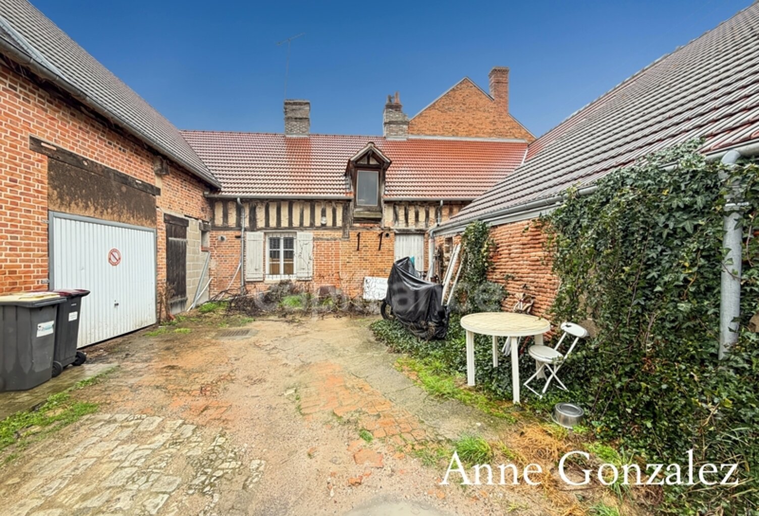 Ensemble immobilier à vendre centre bourg de la LA FERTE SAINT AUBIN : local comercial+appartement à rénover + dépendance + garage et deux places de parking — photo 1