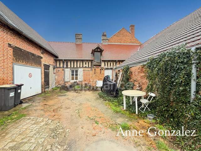 Ensemble immobilier à vendre centre bourg de la LA FERTE SAINT AUBIN : local comercial+appartement à rénover + dépendance + garage et deux places de parking — photo du bien