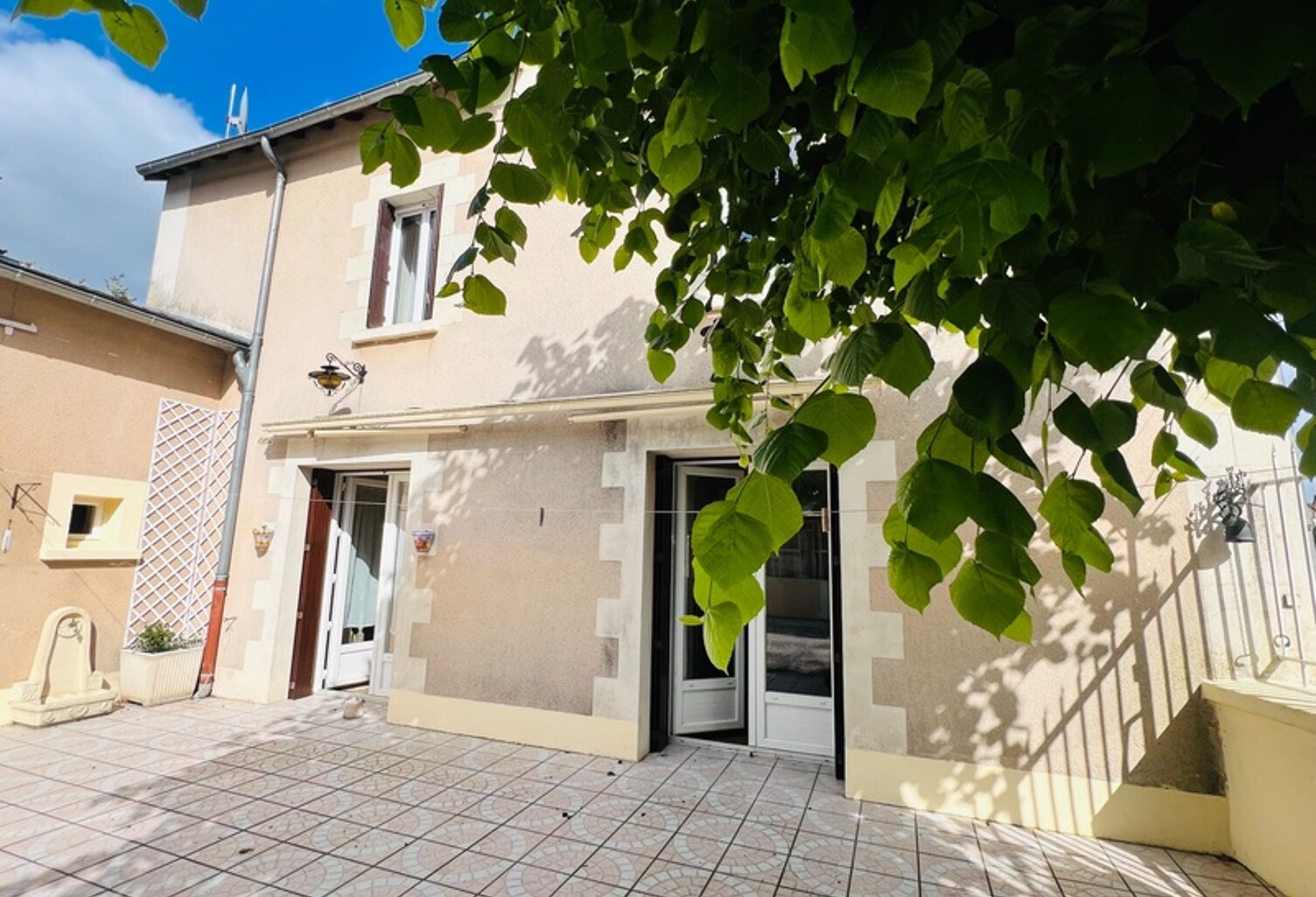 Maison de bourg 100m² - 3 chambres et dépendances  SAINT SAUVEUR (86) — photo 1