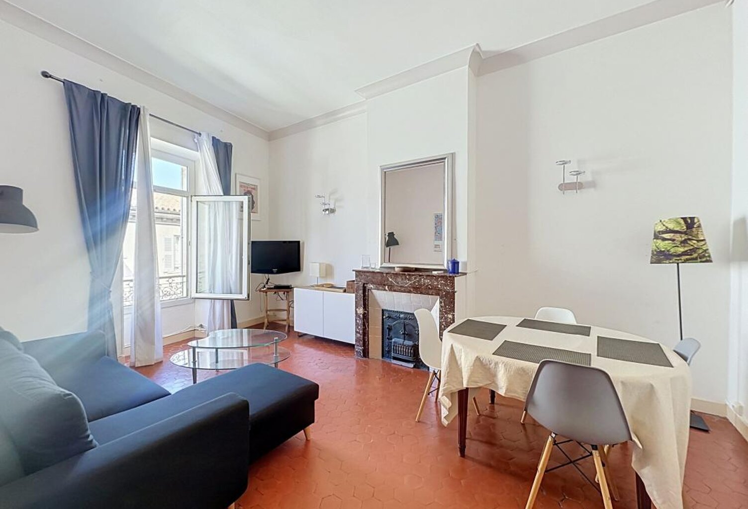 Appartement T3 -  À Louer - Avignon - Intra-Muros — photo 1