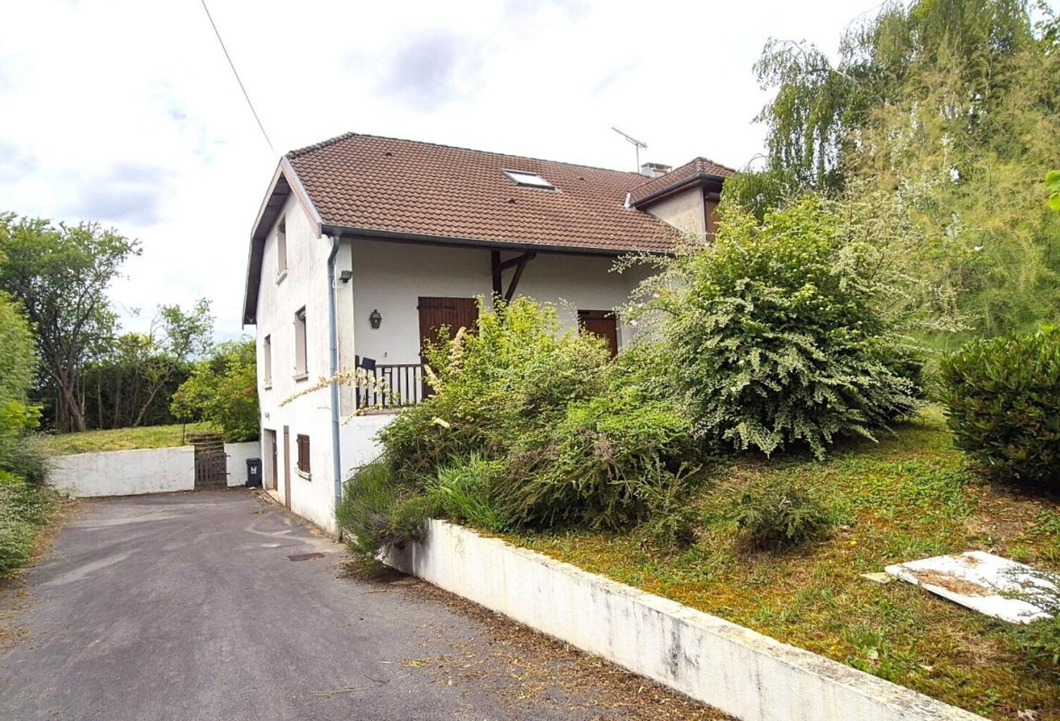 Belle Propriété ou Villa avec sa Piscine de 50 m² à réhabiliter entièrement où Maison Individuelle sur Sous-sol Complet de 223 m² à Rafraîchir avec sa Cour sécurisée de 125 m², Balcon, Véranda, Terrasse avec sa Piscine creusée et Terrain clos, arborés et — photo 1