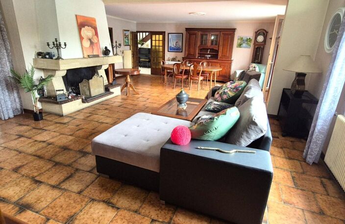 Belle Propriété ou Villa avec sa Piscine de 50 m² à réhabiliter entièrement où Maison Individuelle sur Sous-sol Complet de 223 m² à Rafraîchir avec sa Cour sécurisée de 125 m², Balcon, Véranda, Terrasse avec sa Piscine creusée et Terrain clos, arborés et — photo 2