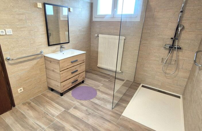 Belle Propriété ou Villa avec sa Piscine de 50 m² à réhabiliter entièrement où Maison Individuelle sur Sous-sol Complet de 223 m² à Rafraîchir avec sa Cour sécurisée de 125 m², Balcon, Véranda, Terrasse avec sa Piscine creusée et Terrain clos, arborés et — photo 4
