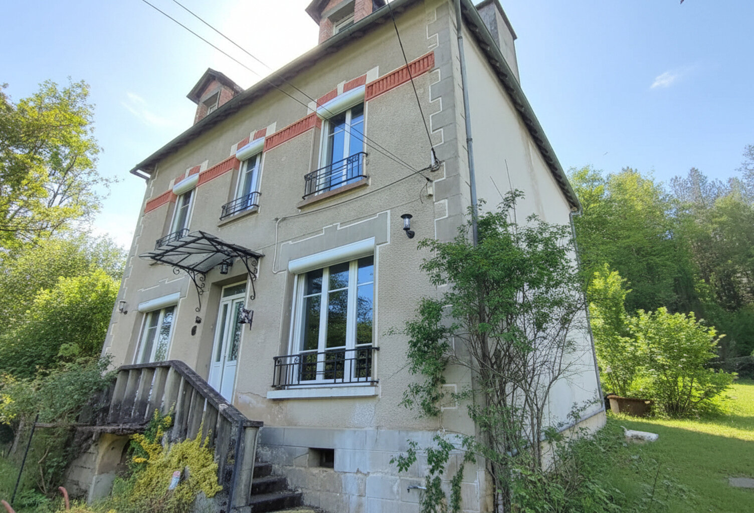 Maison bourgeoise avec dépendances et parcelle de bois à Liginiac 19160 — photo 1
