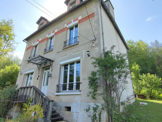 Maison bourgeoise avec dépendances et parcelle de bois à Liginiac 19160 — photo du bien