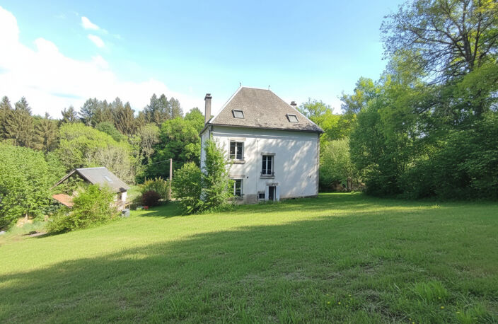 Maison bourgeoise avec dépendances et parcelle de bois à Liginiac 19160 — photo 2