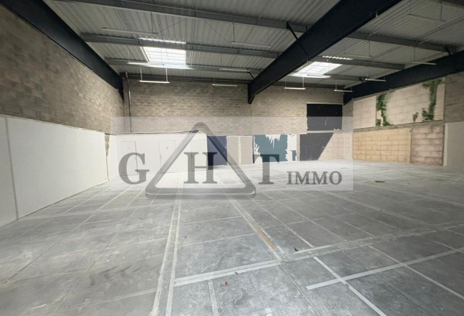 ENTREPOT 278 M² A LOUER SAINT FARGEAU — photo 1