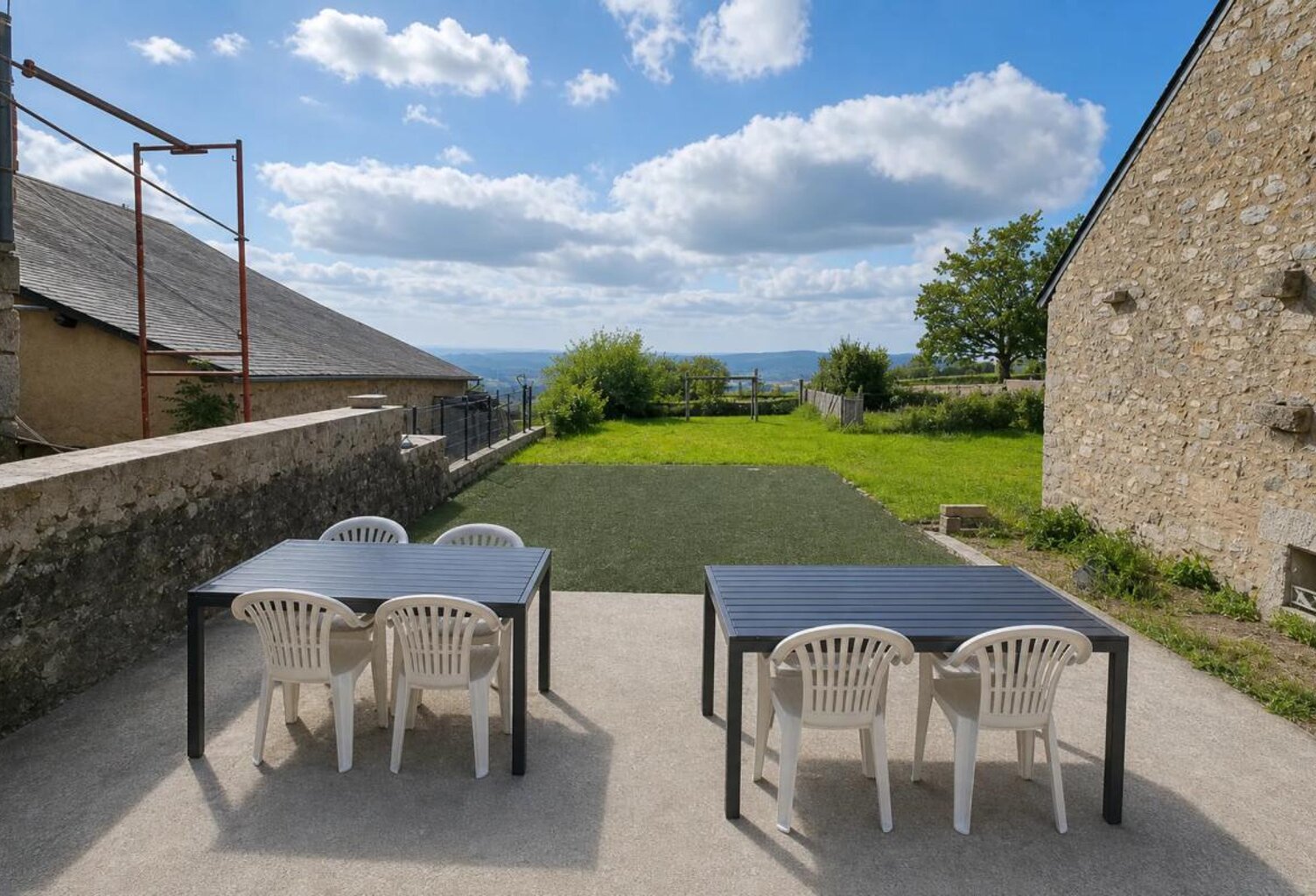 Immeuble rénové loué avec jardin à Château-Chinon — photo 1