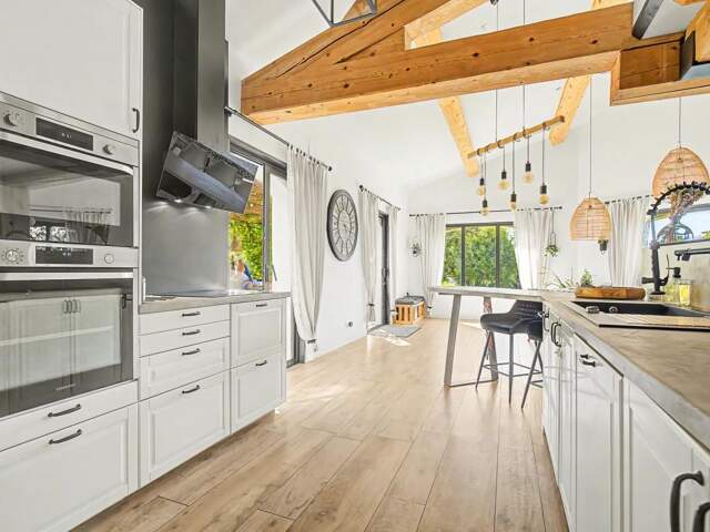 Superbe bastide de 217 m² avec piscine à Grambois — photo du bien