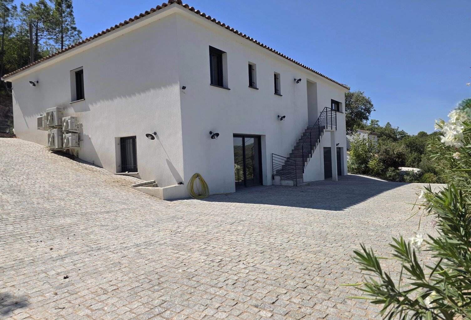VILLA CONTEMPORAINE - 3 chambres- garage -dépendance - pi — photo 1