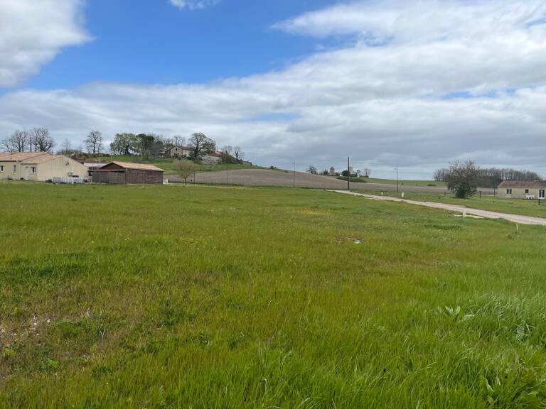 Terrain à bâtir en lotissement – 900 m² – Ribagnac (Dordogne) — photo 1