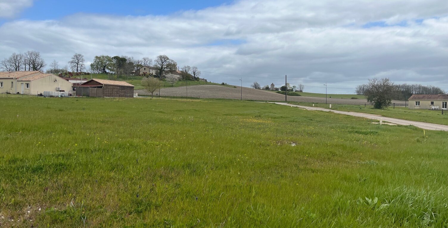 Terrain à bâtir en lotissement – 900 m² – Ribagnac (Dordogne) — photo 1