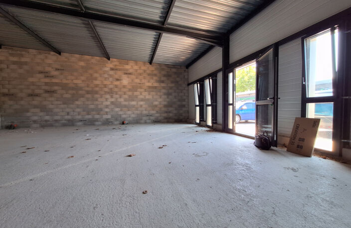 A LOUER Dpt 81 Local commercial 95m2 neuf Saïx — photo 3