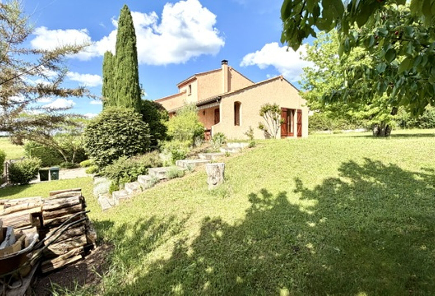 Villa CHANAS — photo 1