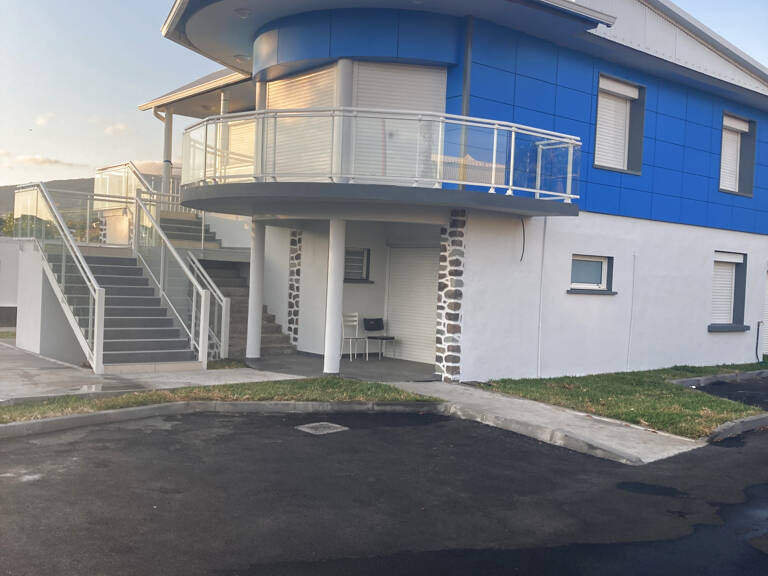 Local Professionnel - 78.82m2 - La Riviere Saint-Louis — photo 1