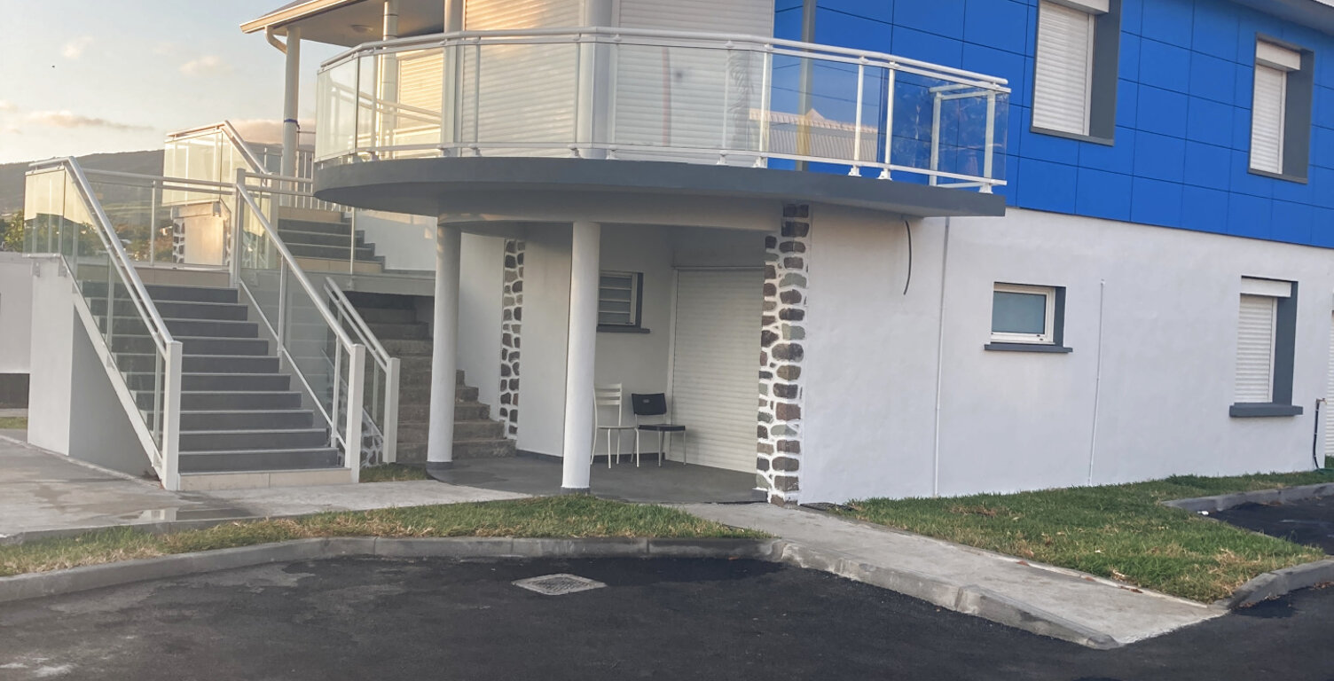 Local Professionnel - 78.82m2 - La Riviere Saint-Louis — photo 1